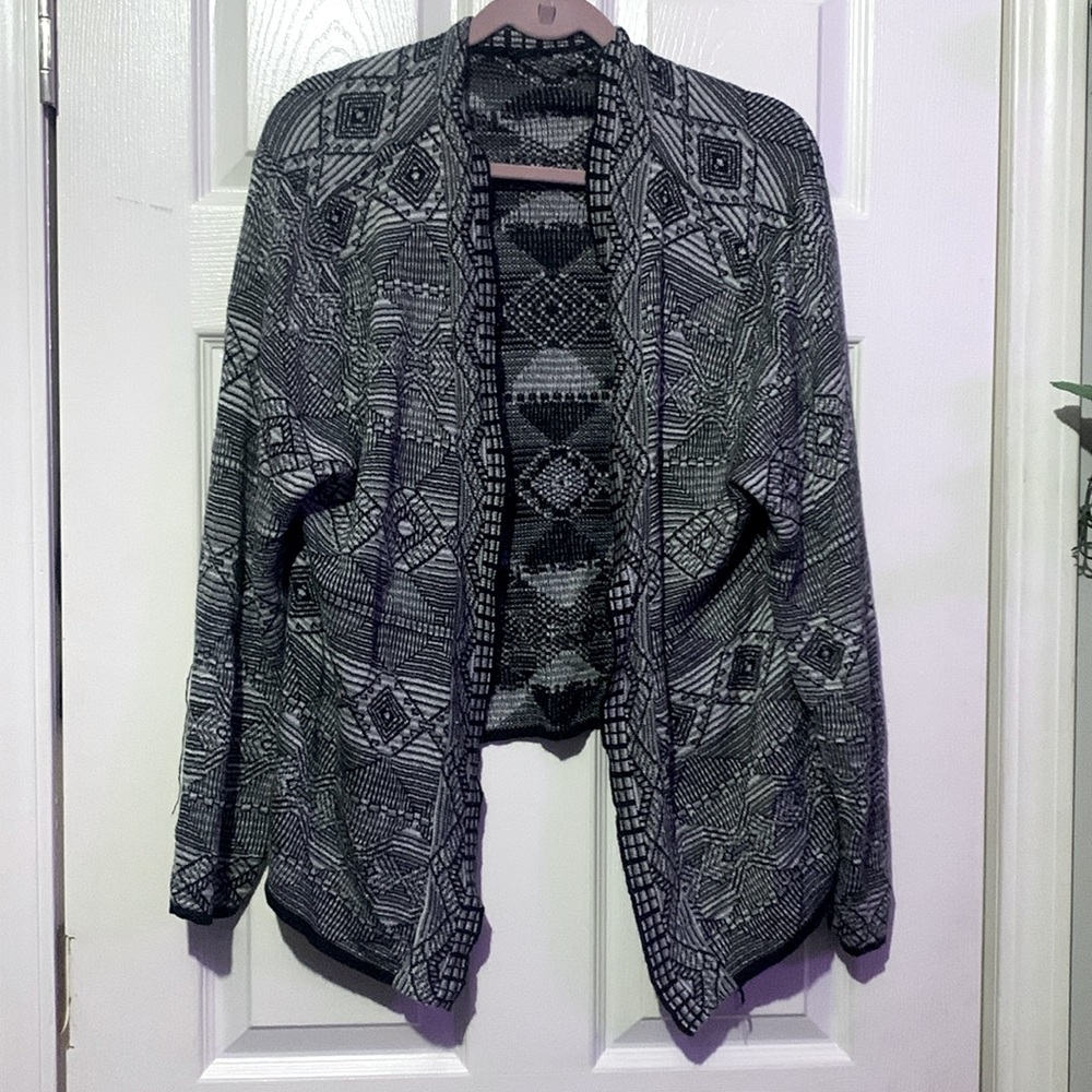 ❤️3/$10 GEOMETRICAL STYLE CARDIGAN